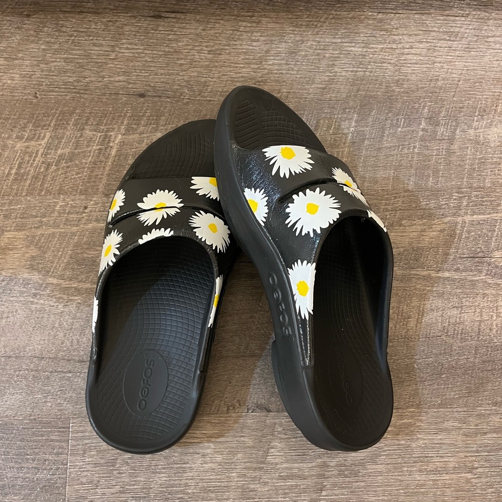 Black Daisy Oofos Slide Sandals